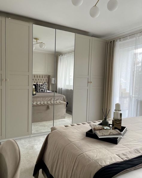 A contemporary bedroom décor using a modern wardrobe with mirrored doors and a clean provides a sleek and modern appearance. The mirrored doors help to create the illusion of a larger space, while the clean lines of the wardrobe add a touch of sophistication to the room. The overall effect is a stylish and functional bedroom that exudes modern elegance. Modern wardrobe from @homeinspo.sipel Bedroom Built In Wardrobe, Boho Bedroom Ideas, Bedroom Bedding, Dekorasi Kamar Tidur, Wardrobe Design Bedroom, Bedroom Renovation, Bohemian Bedroom Decor, Redecorate Bedroom, Boho Bedroom Decor