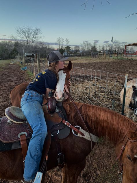 Dramatic Horse Photography, Western Equestrian Aesthetic, Horseback Riding Western, Horse Western Aesthetic, Owning A Horse Aesthetic, Western Life Aesthetic, Riding Outfits Western, Western Riding Outfit, Western Horse Riding Aesthetic