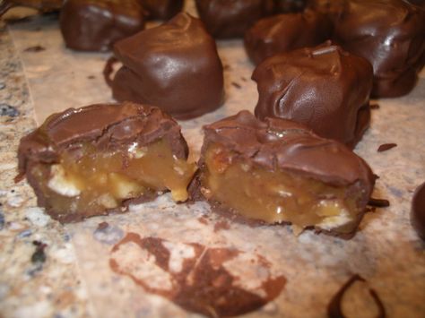 Texas millionaire candy Millionaire Candy, Millionaire Candy Recipe, Christmas Sweet Recipes, Chocolate Candy Recipes, Candy Truffles, Candy Recipes Homemade, Christmas Candy Recipes, Delicious Cookie Recipes, Xmas Food