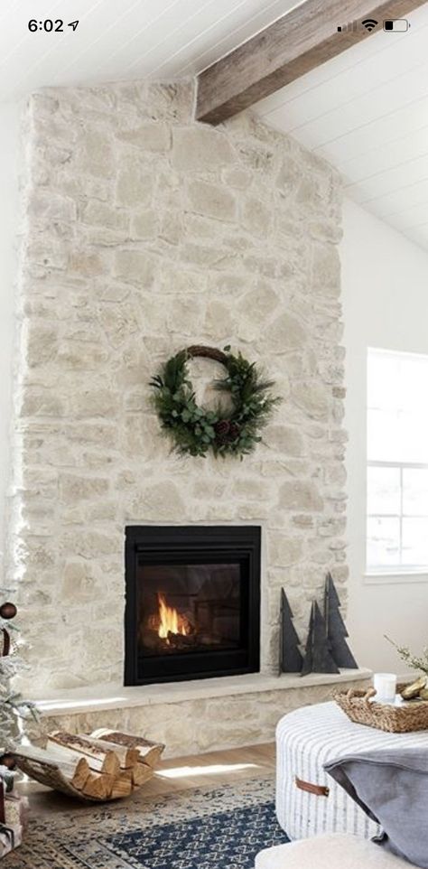 Design Camino, Stone Fireplace Makeover, Rock Fireplaces, Fireplace Remodel, Home Fireplace, Fireplace Makeover, Exterior Paint Colors, Fireplace Ideas, Fireplace Wall