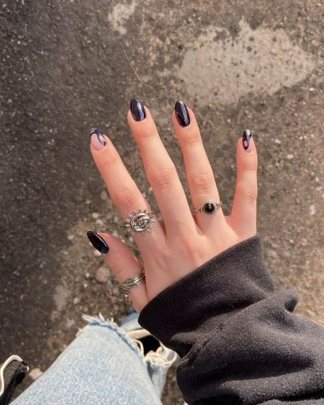 Silver Rings On Hand Aesthetic, Indie Rings Aesthetic, Alternative Rings Aesthetic, Rings Aesthetic Queer, Ring Arrangement On Hand Aesthetic, Hand With Lots Of Rings, Ring Combos Silver, Ring Layout On Hand, Grunge Rings Aesthetic