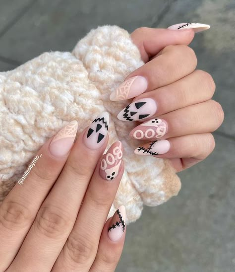 50+ Fun Halloween Nails For An October Mani! - The Pink Brunette Fun Halloween Nails, Holloween Nails, Unghie Nail Art, Halloween Acrylic Nails, Cute Halloween Nails, October Nails, Nagel Tips, Her Nails, Nails Halloween