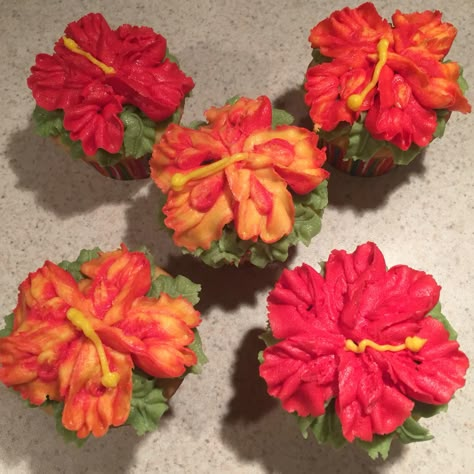 Tropical hibiscus cupcakes buttercream flowers. Tropical Baked Goods, Hibiscus Party Decorations, Hibiscus Flower Birthday Party, Hibiscus Cake Ideas, Hibiscus Flower Cupcakes, Hawaiian Flower Cupcakes, Tropical Flower Cupcakes, Tropical Cupcakes Decoration, Aloha Cupcakes