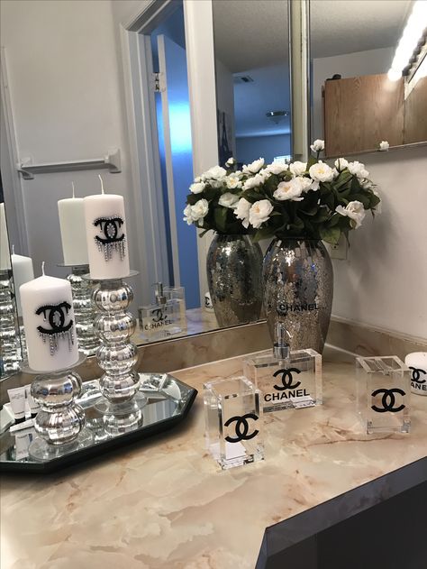 Chanel decor Chanel Bathroom Decor, Chanel Bathroom Decor Ideas, Luxe Bathroom Decor, Chanel Bathroom, Chanel Bedroom, Chanel Room, Carcase Iphone, Bedroom Makeover Diy, Interior Room Decoration