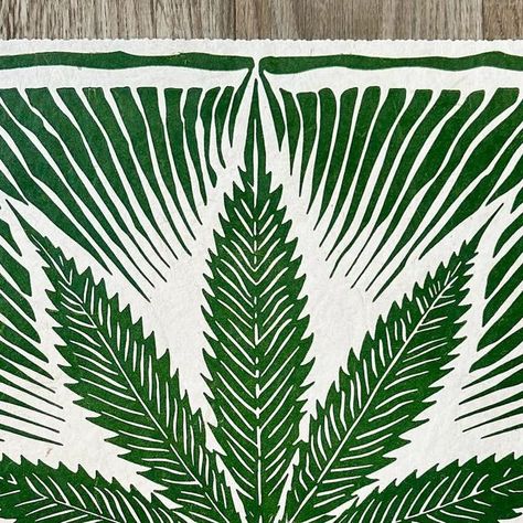 Veskor Cassiopeia on Instagram: "THANK YOU so much for the positive response to my new hemp leaf linocut. In the last few hours and days, you have often asked or suggested that I print the hemp leaf with a golden color. I know you love my gold prints, but I deliberately chose the green color to make the leaf as lifelike as possible on paper. I have chosen a strong hemp paper for this, which was handmade in Himalayan mountain water. Alternatively, there is a second, even more contrasting edition in black, which I also like very much. Both editions look wonderful in an oak frame (as I have already done) and are now available for you in my Etsy store (link in bio)!☝🏻  Due to the very high number of requests, I have decided to realize the hemp leaf additionally for you in gold. It was importa Leaf Linocut, Hemp Paper, Hemp Leaf, The Leaf, Gold Print, Golden Color, Himalayan, Linocut, Thank You So Much