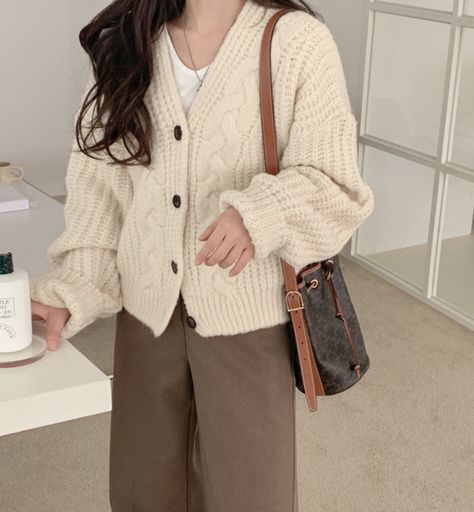 Mute Autumn Outfits, Beige Cardigan Outfit, Korean Winter Fashion, Winter Fashion Korean, Korean Fashion Autumn, Beige Outfit, Korean Casual Outfits, K Fashion, Korean Girl Fashion