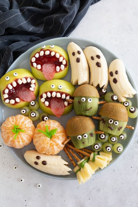 Essen für Kinder, Essensteller, Halloween, Halloween Teller, Kinderessen, kinderfreundliches Essen, sweet #OktoberChallenge Halloween Food Snacks, Menu Halloween, Halloween Buffet, Halloween Snacks For Kids, Halloween Fruit, Halloween Party Snacks, Halloween Fest, Fun Halloween Food, Easy Halloween Food