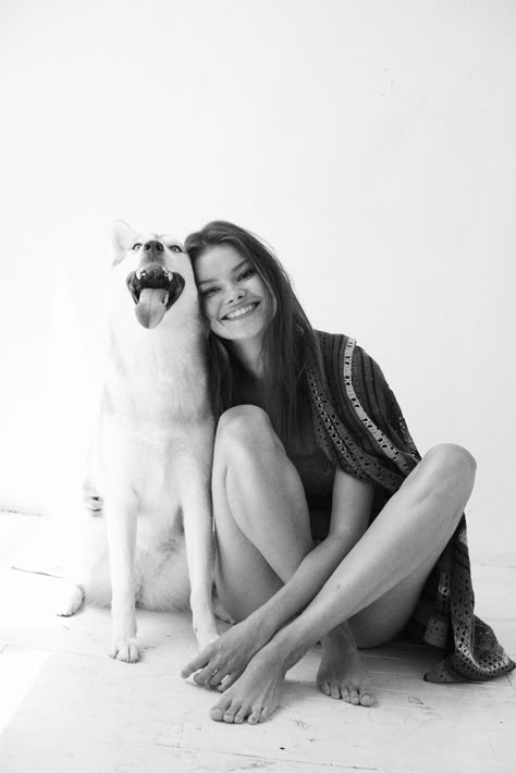 Hot Models, Cute Dogs. What More Do You Want? | W Magazine | Women's Fashion & Celebrity News Pet Photography Poses, Dog Photography Poses, Animal Photoshoot, Photos With Dog, Dog Poses, Dog Photoshoot, Me And My Dog, Shotting Photo, Salou