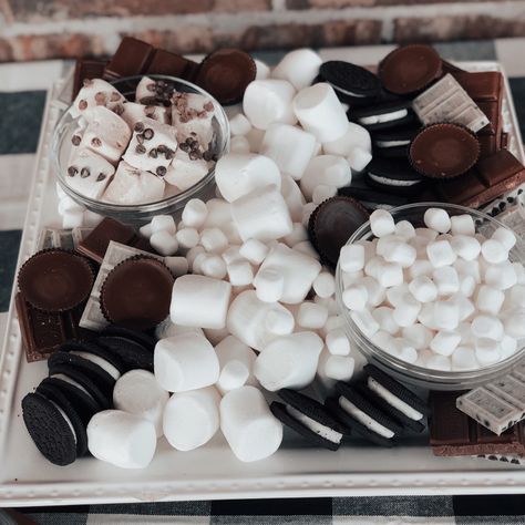 S’mores platter with Oreos, Reese’s bar, mini and regular sized marshmallows, cookies n cream Hershey’s and chocolate chip marshmallows Oreo Charcuterie Board, Oreo Platter, Marshmallows Cookies, Hershey Recipes, Board Night, Birthday Boards, Platter Ideas, Cookies N Cream, Bar Mini