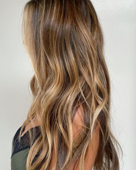 JOHNNY RAMIREZ Colorist (@johnnyramirez) posted on Instagram • Aug 19, 2021 at 4:14pm UTC Beach Blonde Hair Color Highlights, Johnny Ramirez Hair, High Light Hair, Lived In Blonde Balayage Dark Roots, Lived In Color, California Hair, Brown Hair Inspo, Bronde Hair, Brunette Hair With Highlights