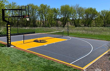 Diy Half Basketball Court, Backyard Basketball Court Dimensions, Backyard Sport Court Ideas, Diy Sports Court Backyard, Diy Volleyball Court, Pickleball Basketball Court Backyard, Garage Sport Court, Diy Sport Court, Home Pickleball Court Ideas