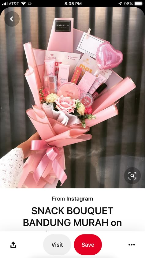 Present Bouquet Gift Ideas, How To Wrap Makeup As A Gift, Makeup Bouquet Gift Diy, Make Up Bouquet Gift, Makeup Flower Bouquet Gift, Buket Makeup, Make Up Gift Ideas, Skincare Bouquet, Present Bouquet