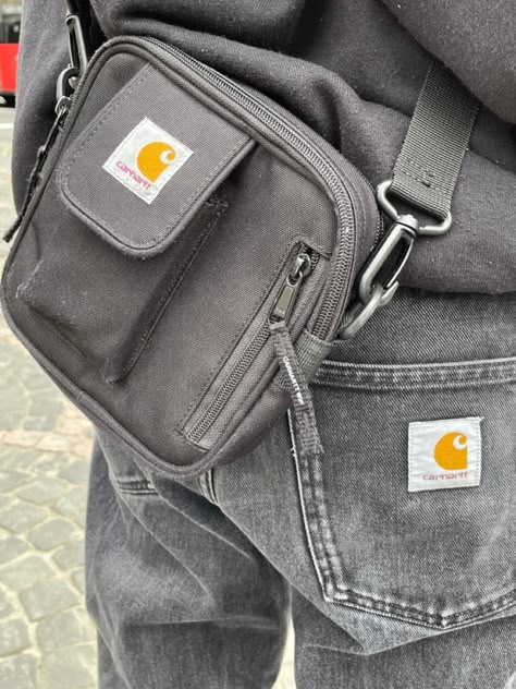 Carhartt Bag Aesthetic, Carhartt Bag Outfit, Carhartt Outfit, Mochila Jansport, Carhartt Bag, Street Style Outfits Men, Estilo Punk, Mode Inspo, Essential Bag