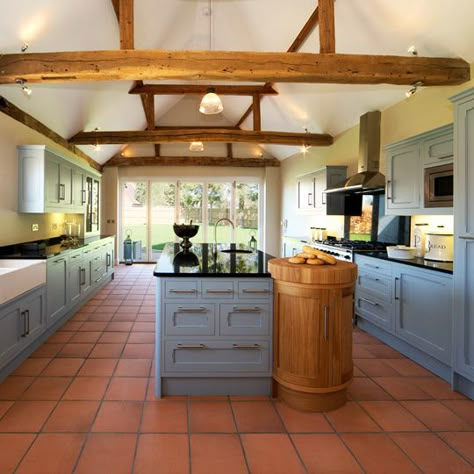 Terracotta floor tile is durable and works well in a rustic or southwest style kitchen. Terracotta Floor Tiles, Model Dapur, Kitchen Floor Tiles Ideas, Terracotta Floor, Kitchen Floor Tile, Farmhouse Style Kitchen, Kitchen Tile, Kitchen Trends, Modern Farmhouse Kitchens