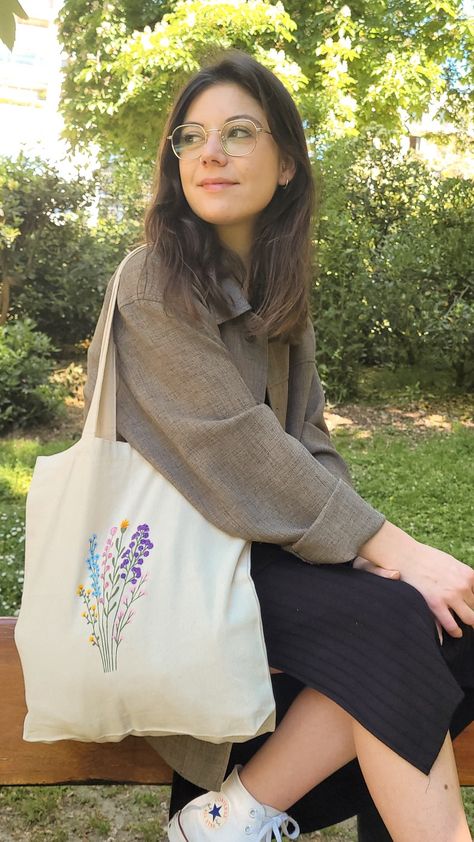 Floral handpainted tote bag Tote Bag Outfit Aesthetic, Handpainted Tote, Painted Tote Bag, Tote Bag Outfit, Handpainted Tote Bags, Cloth Tote Bag, Bags Patterns, Flower Tote Bag, Aesthetic Tote Bag