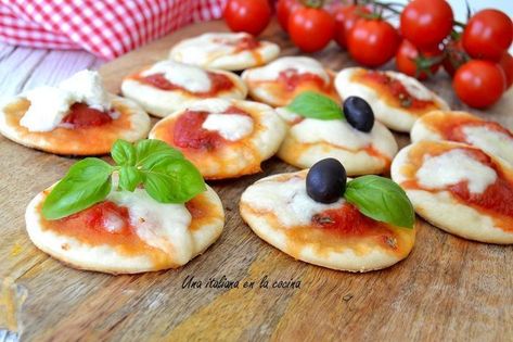 Mini pizzas rapidísimas, listas en 5 minutos Mini Pizzas, Mini Pizza, Caprese Salad, Pita, Vegetable Pizza, Crackers, Italian Recipes, Mozzarella, Yogurt