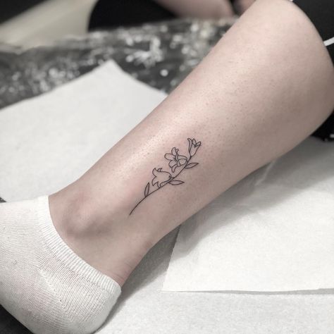 K A T Y R O S E on Instagram: “Teeny tiny fine line bluebell. Would like to do some more work like this 🖤🍒 @black.cherry.tattoo @katttattoo” Linnea Flower Drawing, Fine Line Bluebell Tattoo, Blue Bell Tattoo, Campanula Tattoo, Bellflower Tattoo, Bell Flower Tattoo, Bluebell Flower Tattoo, Bluebells Flower Tattoo, Black Cherry Tattoo