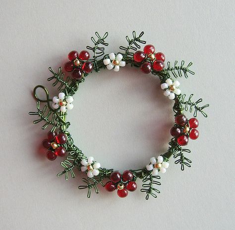 Christmas Wreath pendant (2" outer diameter) Beaded Wreaths, Christmas Beading, Beaded Christmas Decorations, French Beaded Flowers, Christmas Tree Branches, Beaded Snowflakes, Beaded Christmas Ornaments, Christmas Bead, Beaded Crafts