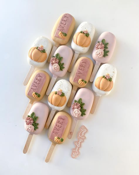 Pumpkin Theme Treats, Pumpkin Themed Treats, Pumpkin Baby Shower Desserts, Fall Baby Shower Treats, Pumpkin Cakesicles, Thanksgiving Cakesicles Ideas, Fall Themed Treats, Thanksgiving Cakesicles, Baby Shower Cakesicles