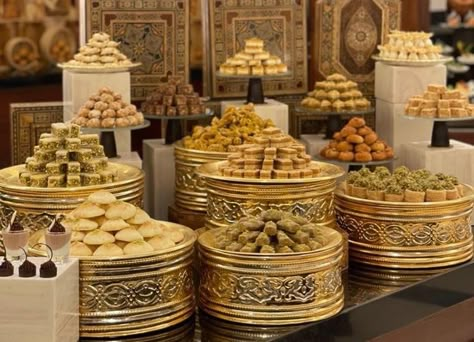 Arab Dessert Table, Traditional Lebanese Wedding, Moroccan Food Table, Lebanese Wedding Food, Turkish Wedding Food, Indian Dessert Table, Turkish Wedding Decor, Arab Wedding Traditions, Arabic Theme Party