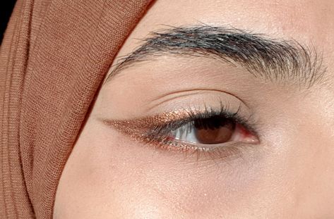 Copper eyeshadow wing CCW! #makeup #beauty Copper Makeup Look, Eyeshadow Wing, Simple Eyeshadow Looks, Copper Eye Makeup, Copper Eyeshadow, Channel Makeup, Makeup 2024, Copper Eye, Redhead Makeup