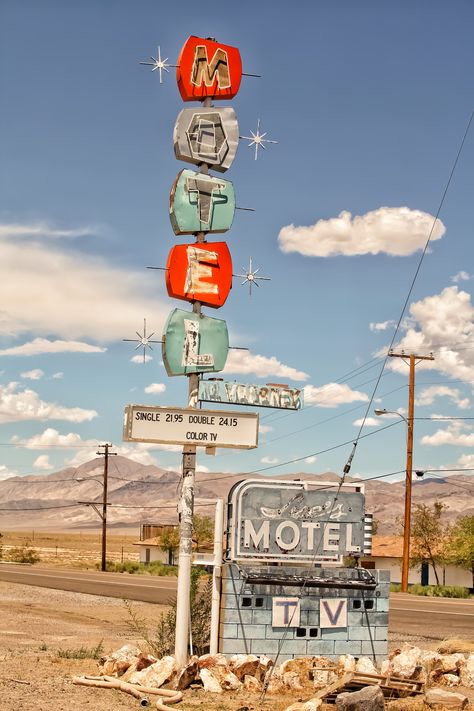 Retro Dining Room Ideas, Architecture Signage, Cafe Reference, Retro Neon Signs, Corey Miller, Vintage Places, Retro Dining Rooms, Motel Signs, Motel Sign