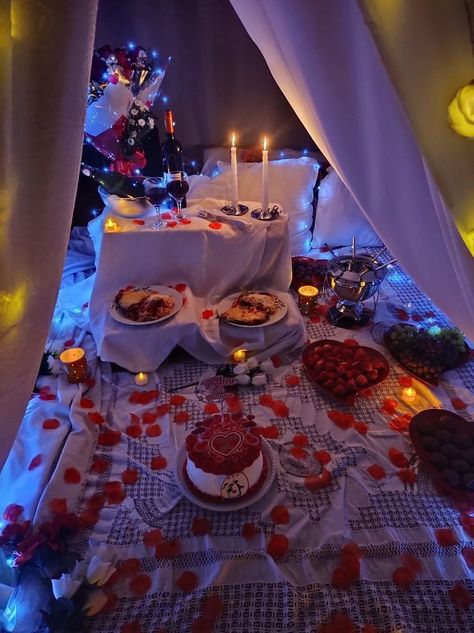 Romantic Room Ideas For Valentines, Romantic Fort Dates, Tent Date Night Romantic, Surprise Date Ideas For Him, Romantic Set Up For Boyfriend, At Home Movie Night Date Romantic, Romantic Set Up At Home, Valentines Date Ideas Romantic, Room Date Night Ideas