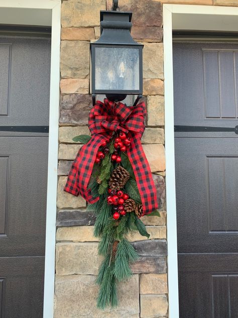 Garage Lantern Christmas Decor, Outdoor Wall Christmas Decor, Garage Light Christmas Decor, Christmas Garage Light Decorations, Classic Christmas Decorations Outdoor, Front Door Christmas Decor Ideas Diy, Diy Large Christmas Wreath, Christmas Decor Ideas Outdoor Garage, Christmas Swag For Outdoor Lights