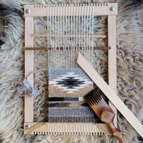 Navajo Weaving, Tapestry Loom, Small Tapestry, Weaving Loom Diy, Handwoven Tapestry, Weaving Loom Projects, Weaving Tutorial, Loom Projects, Diy Weaving