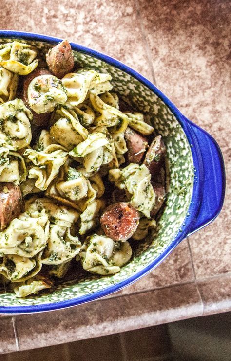 20 minute meals - tortellini with chicken sausage and pesto sauce from @sweetphi 4 Ingredient Dinner, Tortellini With Chicken, Momma Mia, Chicken Sausage Recipes, Carb Loading, Bacon Dishes, Pesto Tortellini, Vegan Potato Salads, Feta Chicken