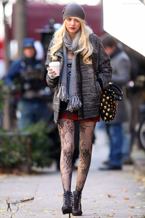 Jenny Humphrey Outfits, Printed Tights Outfit, Taylor Momsen Outfits, Gg Outfits, Taylor Momsen Style, Girl Boss Outfit, Jenny Humphrey, Gossip Girl Outfits, Chica Cool