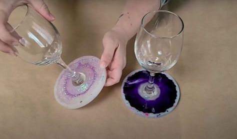 Resin Wine Glasses Diy, Wine Glass Resin Art, Resin Wine Glass Base, Resin Wine Glass Holder, Epoxy Wine Glasses, Resin Wine Glasses, Personalized Wine Glasses Diy, Decorate Wine Glasses, Epoxy Pictures