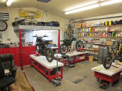 Bike work bench setup Build Table, Garage Motorcycle, Jetta Mk1, Motorcycle Harley Davidson, Auto Body Work, Bike Lift, Man Garage, Motorcycle Workshop, Garage Tool Organization