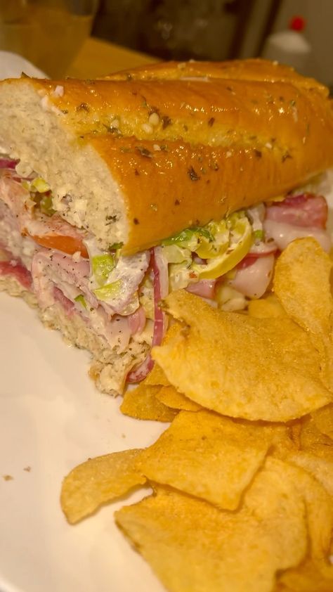 Chips And Sandwich, Crispy Sandwiches, Viral Sandwich, Good Eats Aesthetic, Grinder Salad Sandwich, Tik Tok Grinder Sandwich Recipe, Sandwich Aesthetic, Salad Aesthetic, Grinder Salad Tiktok