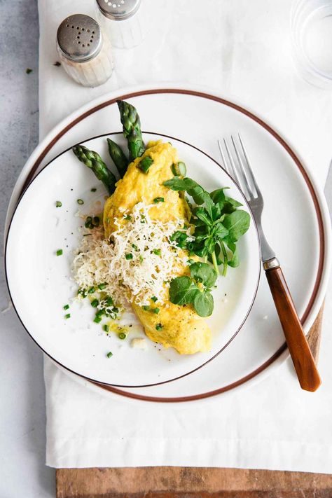 Asparagus Omelette with Cheese is a healthy, quick, 10-Minute breakfast or brunch recipe that keeps you full for hours and gives you a kick in energy. Asparagus Omelette, 10 Minute Breakfast, Cheese Omelette, Omelette Recipe, Vegetarian Menu, Brunch Recipe, Asparagus Recipe, Cooking Inspiration, Omelet