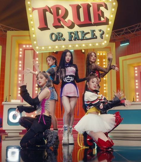 Cheshire Itzy, Itzy Cheshire, V Icon, Moving To Miami, Shy Girls, Pretty Photos, Popular Music, K Pop Music, Kpop Girl Groups