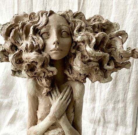 Coiffed Hair, Ceramic Sculpture Figurative, Sculpture Head, Ceramic Art Sculpture, Sculpture Art Clay, Colossal Art, Ceramic Hair, Visual Poetry, Clay Art Projects