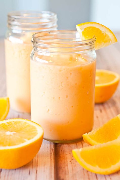 orange push up smoothie Orange Creamsicle Smoothie, Orange Banana Smoothie, Creamsicle Smoothie, Resep Smoothie, Orange Smoothie, Fresh Smoothies, Moonshine Recipes, Overnight Oat, Smoothies Recipes