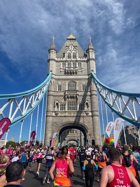 London Marathon Finish Line, London Landmarks Half Marathon, London Marathon Aesthetic, Running In London, Nyc Marathon Aesthetic, Running Girly, Runners Aesthetic, London Running, Marathon Aesthetic