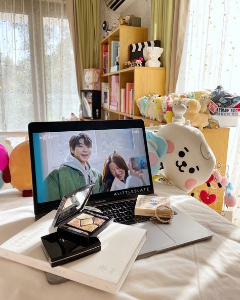 Korea Vibes Aesthetic, Kdramas Aesthetic, Kdrama Cute, Korean Vibe, Korean Drama Songs, Aesthetic Pinterest, Korean Aesthetic, Study Desk, Foto Ideas Instagram