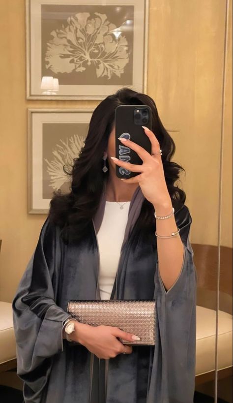 Saudi Women Abaya, Abayas Aesthetic, Arab Girl Aesthetic, Emirati Abaya, Khaliji Style, Khaleeji Abaya, Arabic Clothing, Abaya Outfit, Modest Casual Outfits