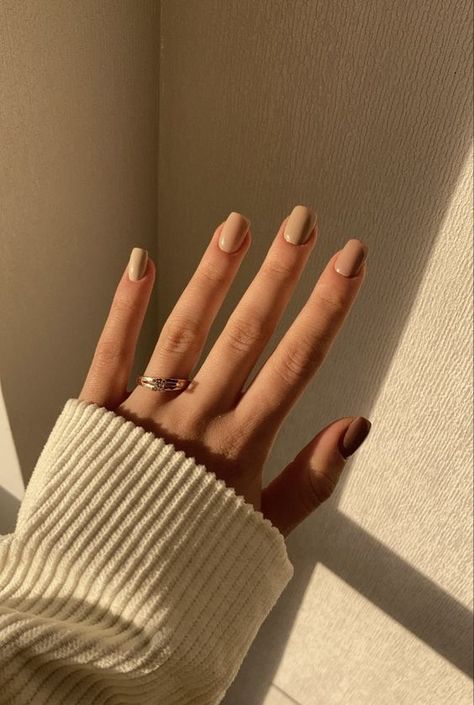 CHIC MINIMALIST NAILS | WEDDING NAILS Nails Aesthetic Vintage Beige, Short Nails Ideas Beige, Light Brown Nails Aesthetic, Aesthetic Beige Nails, Beige Aesthetic Nails, Nails Beige Aesthetic, Short Nails Beige, Gel Nails Beige, Brown And Beige Nails