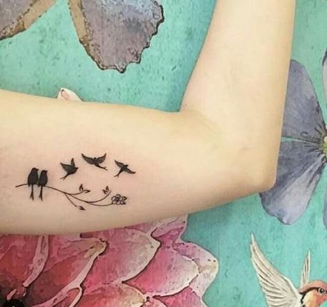 Vogel Tattoo, Tattoo Bird, Geniale Tattoos, Tattoo Feminina, Feather Tattoos, Family Tattoos, Tattoos For Daughters, Sister Tattoos, Mom Tattoos