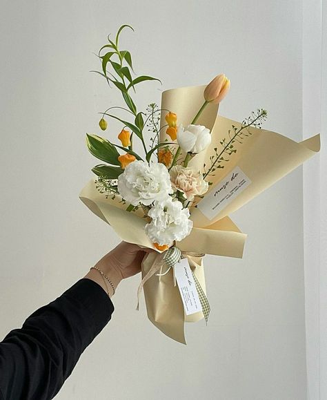 Parisian Bouquet, Minimal Bouquet, Florist Aesthetic, Aesthetic Bouquet, Single Flower Bouquet, Flower Bouquet Diy, Boquette Flowers, Flower Gift Ideas, Bouquet Wrap