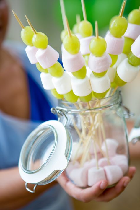 marshmallow skewers Marshmallow Sticks Birthday Parties, Hula Party, Marshmallow Skewers, Dessert Kabobs, Birthday Cake Alternatives, Coffee Ice Cream Recipe, Diy Giveaway, Marshmallow Sticks, Fruit Diy