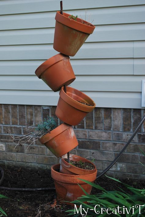 Stackable Planters, Stacked Pots, Unique Planters, Plants In Jars, Unique Garden Art, Clay Flower Pots, Flower Pot Crafts, Outdoor Crafts, Topsy Turvy