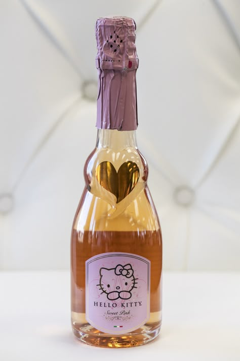 Hello Kitty Wine Bottle, Hello Kitty Wine, Catty Noir, Hello Kitty Aesthetic, Hello Kitty Birthday, Cocktail Recipes Easy, Hello Kitty My Melody, Hello Kitty Pictures, Hello Kitty Items