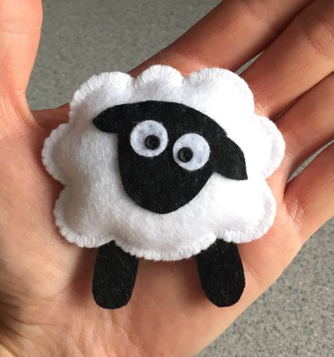 Sheep Felt Ornament, Sheep Felt Pattern, Felt Brooch Ideas, Felt Sheet Crafts, Felt Broches, Cute Felt Crafts, Craft Sheep, Mini Felt Animals, Diy Sheep