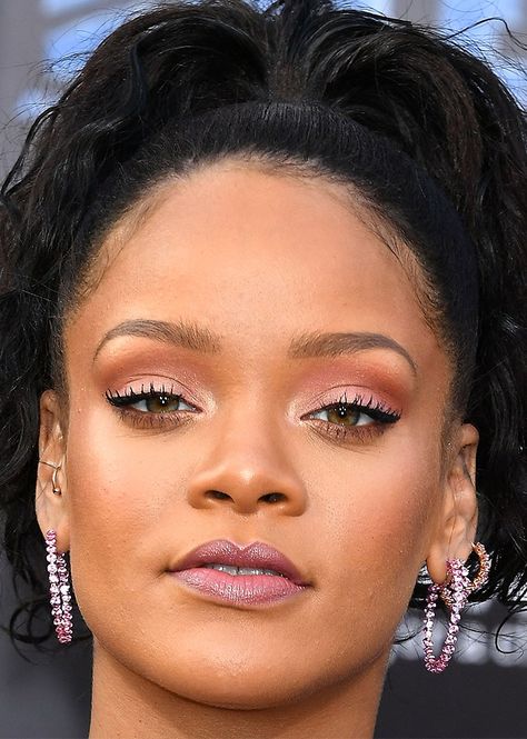 Celebrity Makeup Looks: Rihanna Celebrities Makeup Looks, Rihanna Makeup Looks, Celebrity Makeup Fails, Makeup Black Skin, Wallpaper Queen, Celebrities Makeup, Tan Makeup, Rihanna Makeup, Summer Eye Makeup