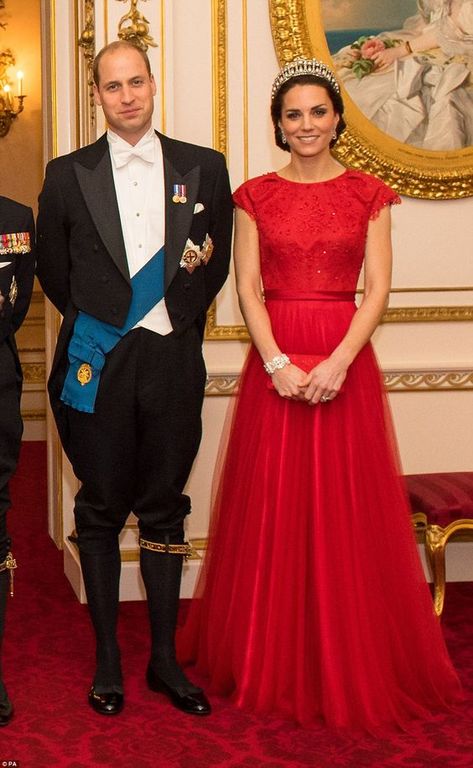 The Duke and Duchess of Cambridge beamed as they posed for a portrait ahead of the evening reception Princess Diana Tiara, Diana Tiara, Kate Middleton Stil, Moda Kate Middleton, Vévodkyně Kate, Style Kate Middleton, Duchesse Kate, Düşes Kate, Herzogin Von Cambridge